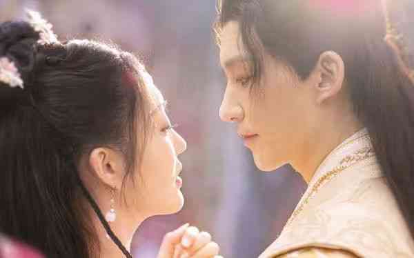 《医见钟情，奈何陛下偏要宠我》全集免费高清短剧无广告在线播放|短剧·中国大陆·2024  第1张